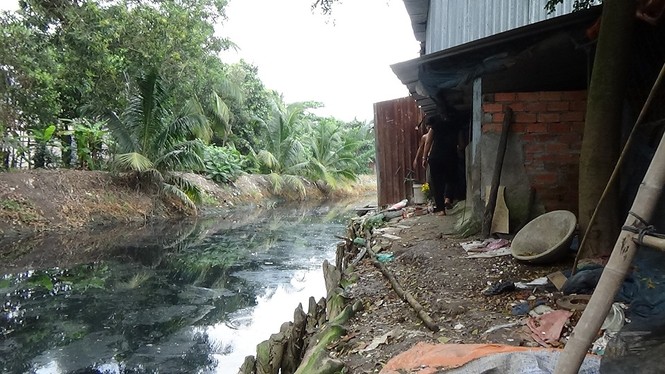 Bé 2 tuổi rơi xuống kênh chết thảm - ảnh 2