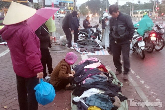 Những chợ cóc sẵn sàng 'ôm đồ chạy' mọi lúc ở Thủ đô - ảnh 1