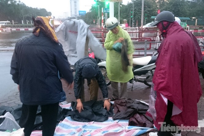 Những chợ cóc sẵn sàng 'ôm đồ chạy' mọi lúc ở Thủ đô - ảnh 2