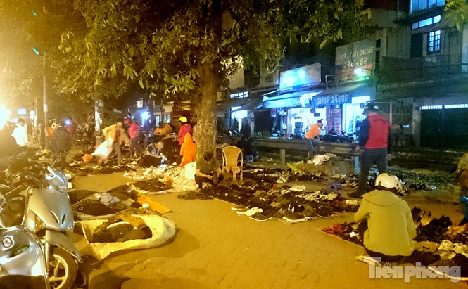 Những chợ cóc sẵn sàng 'ôm đồ chạy' mọi lúc ở Thủ đô - ảnh 15