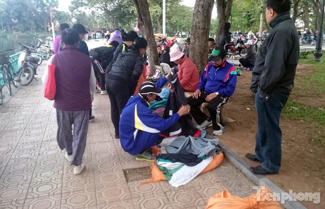 Những chợ cóc sẵn sàng 'ôm đồ chạy' mọi lúc ở Thủ đô - ảnh 9