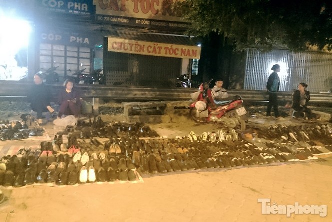 Những chợ cóc sẵn sàng 'ôm đồ chạy' mọi lúc ở Thủ đô - ảnh 14