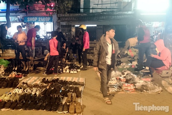 Những chợ cóc sẵn sàng 'ôm đồ chạy' mọi lúc ở Thủ đô - ảnh 12
