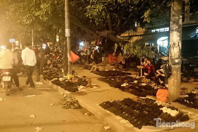 Những chợ cóc sẵn sàng 'ôm đồ chạy' mọi lúc ở Thủ đô - ảnh 13