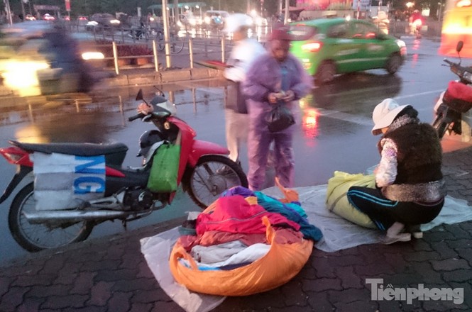 Những chợ cóc sẵn sàng 'ôm đồ chạy' mọi lúc ở Thủ đô - ảnh 6