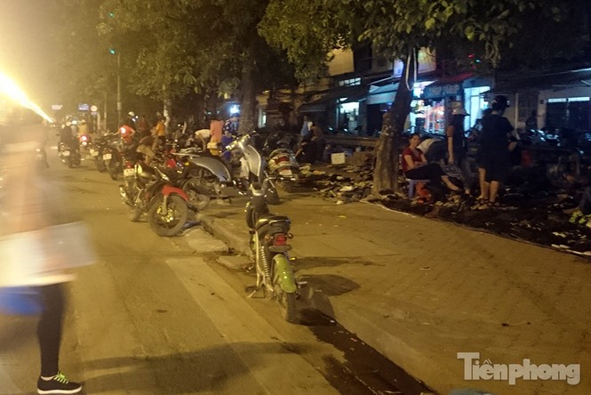 Những chợ cóc sẵn sàng 'ôm đồ chạy' mọi lúc ở Thủ đô - ảnh 17