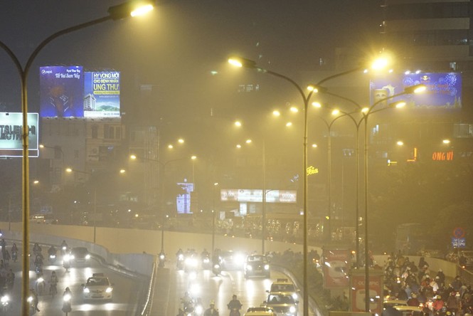 Hà Nội bất ngờ xuất hiện sương mù 'lạ' - ảnh 12