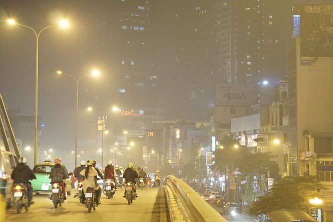 Hà Nội bất ngờ xuất hiện sương mù 'lạ' - ảnh 5
