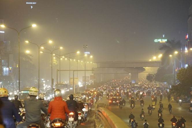 Hà Nội bất ngờ xuất hiện sương mù 'lạ' - ảnh 6