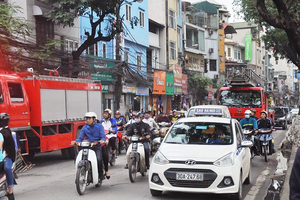 Nhà 2 tầng trong ngõ phát hỏa, khói bốc ngùn ngụt - ảnh 1