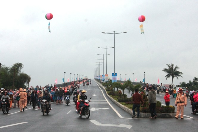 Hàng ngàn người dân tới xem khánh thành cầu Cửa Đại - ảnh 3