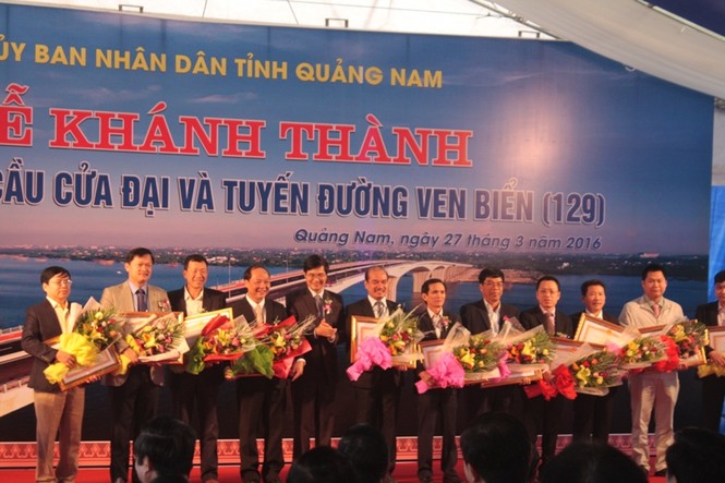 Hàng ngàn người dân tới xem khánh thành cầu Cửa Đại - ảnh 2