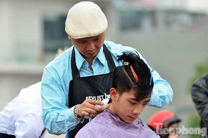 Hàng chục thợ cắt tóc miễn phí ở vỉa hè Thủ đô - ảnh 5
