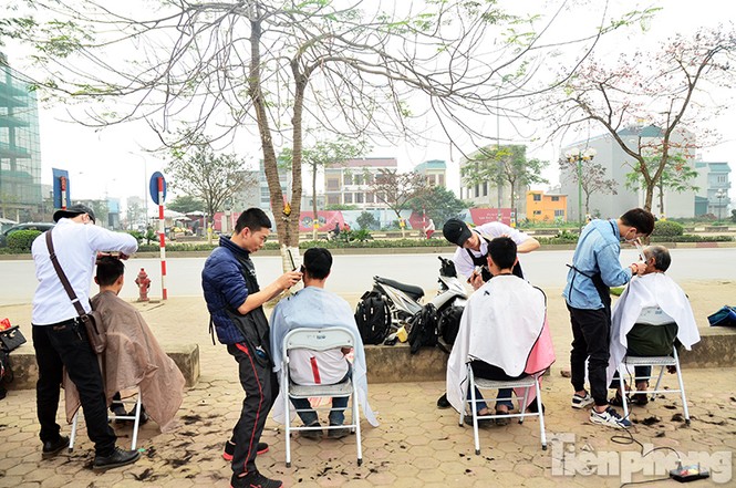 Hàng chục thợ cắt tóc miễn phí ở vỉa hè Thủ đô - ảnh 12