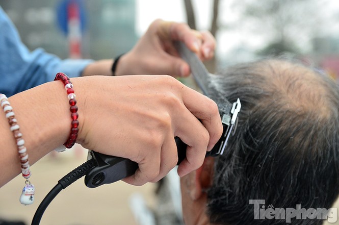 Hàng chục thợ cắt tóc miễn phí ở vỉa hè Thủ đô - ảnh 6