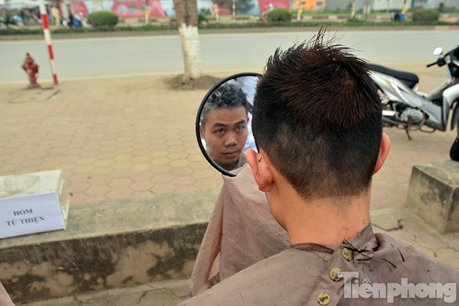 Hàng chục thợ cắt tóc miễn phí ở vỉa hè Thủ đô - ảnh 13
