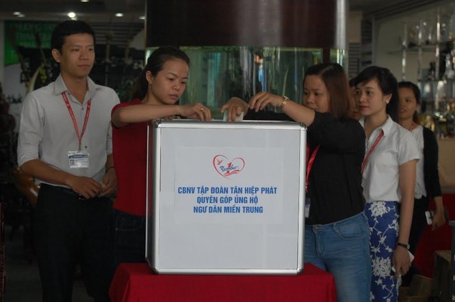 Tặng gạo, dầu ăn cho ngư dân Quảng Bình, Hà Tĩnh - ảnh 1