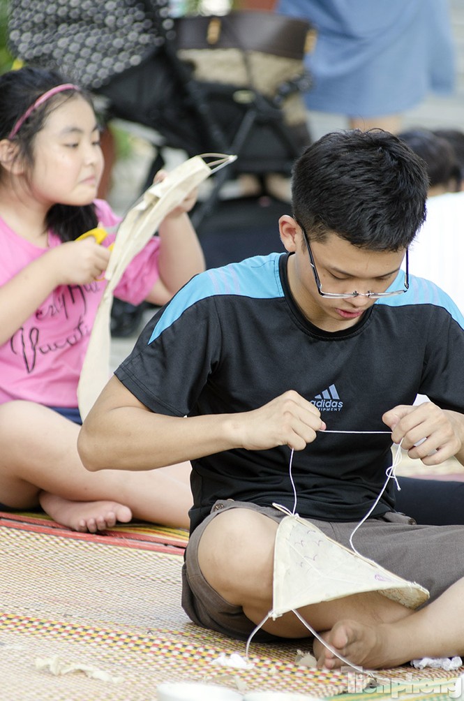 Trẻ em thành phố hào hứng gấp lá dứa, làm diều nan tre - ảnh 6