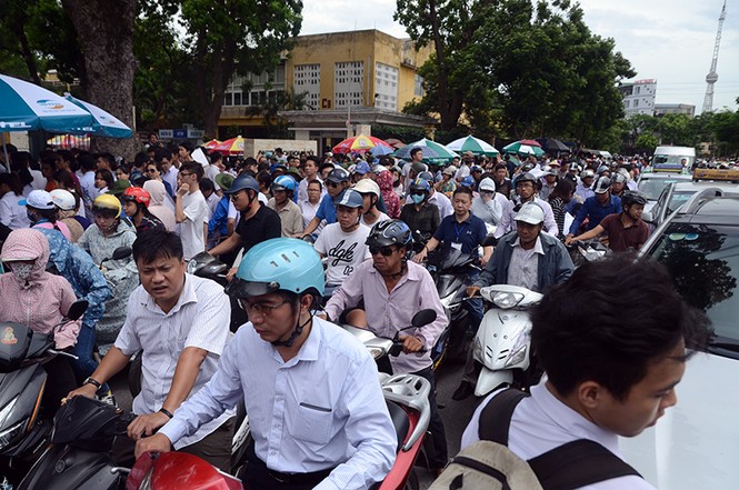 Đứng lên xe máy giữa đường chờ thí sinh - ảnh 8