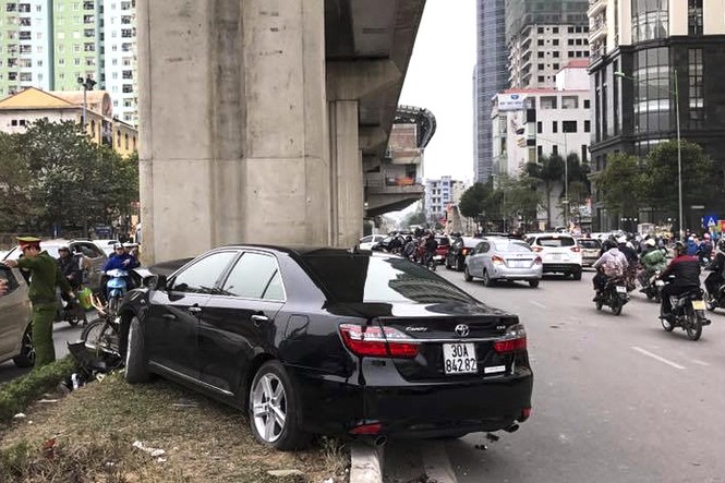 Xe Camry gây tai nạn liên hoàn, hạ gục 4 xe máy ở Hà Đông - ảnh 2