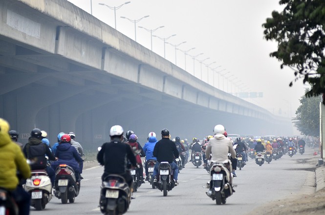 Cận cảnh Hà Nội mờ ảo trong sương mù buổi sớm - ảnh 4