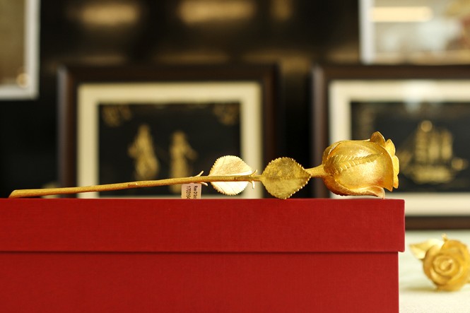 Hoa hồng bằng vàng 24k giá 200 triệu đồng - ảnh 10