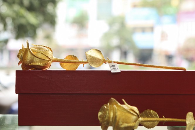 Hoa hồng bằng vàng 24k giá 200 triệu đồng - ảnh 7