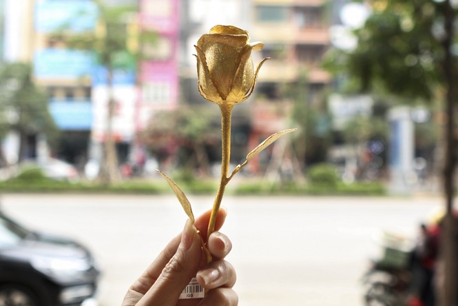 Hoa hồng bằng vàng 24k giá 200 triệu đồng - ảnh 5