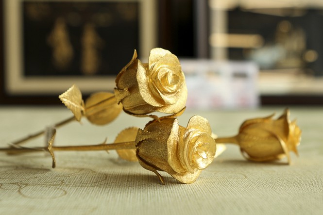 Hoa hồng bằng vàng 24k giá 200 triệu đồng - ảnh 1