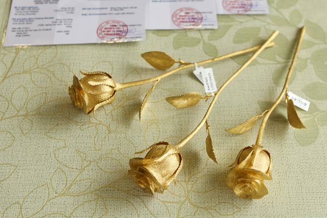 Hoa hồng bằng vàng 24k giá 200 triệu đồng - ảnh 6