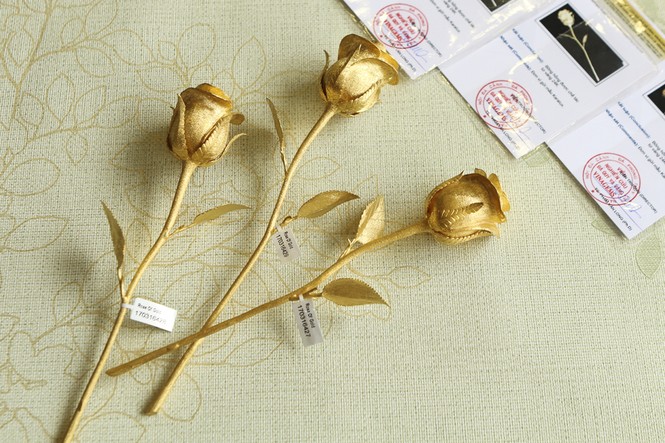 Hoa hồng bằng vàng 24k giá 200 triệu đồng - ảnh 3