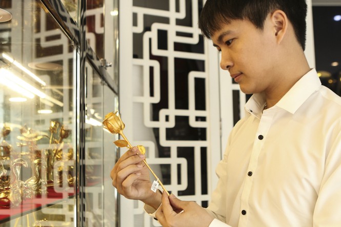 Hoa hồng bằng vàng 24k giá 200 triệu đồng - ảnh 11