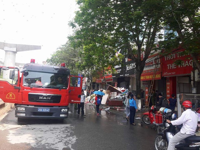 Cháy cửa hàng chăn ga, khói bốc ngút trời - ảnh 2