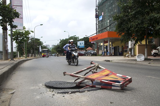 Những 'cái bẫy' nguy hiểm trên đường phố Hà Nội - ảnh 2