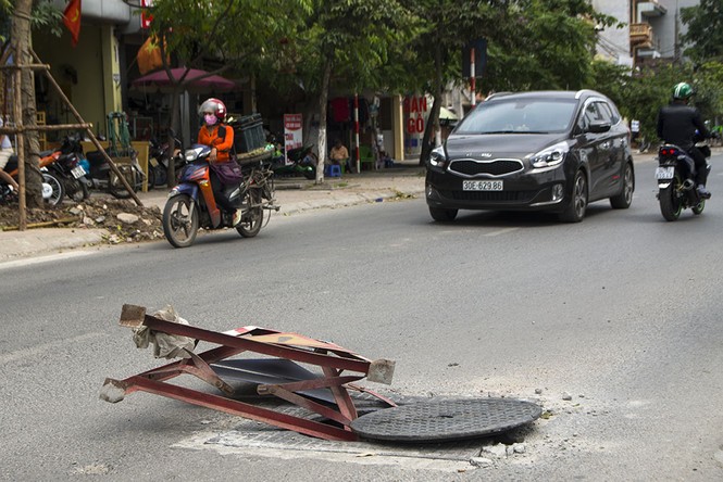 Những 'cái bẫy' nguy hiểm trên đường phố Hà Nội - ảnh 1