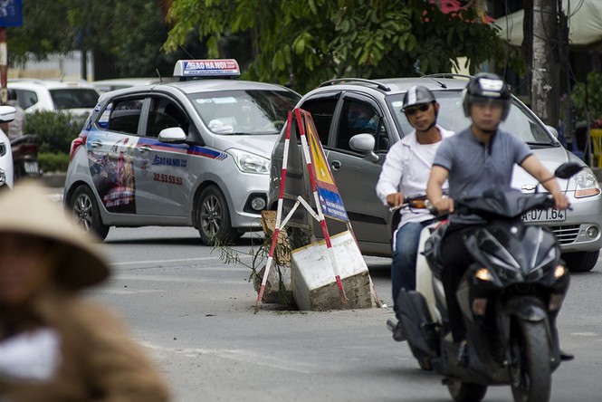 Những 'cái bẫy' nguy hiểm trên đường phố Hà Nội - ảnh 3