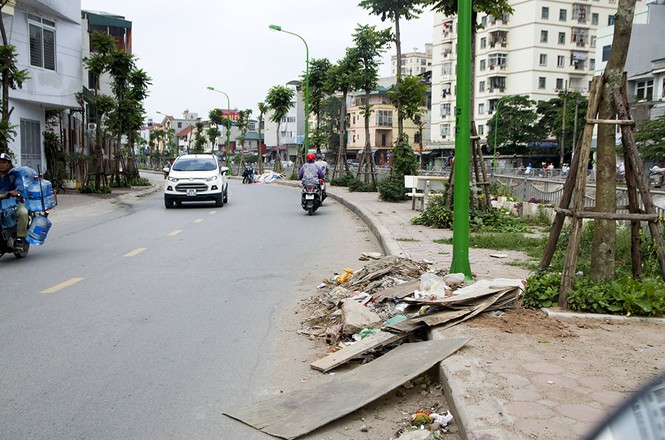 Những 'cái bẫy' nguy hiểm trên đường phố Hà Nội - ảnh 6
