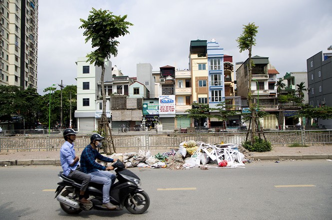 Những 'cái bẫy' nguy hiểm trên đường phố Hà Nội - ảnh 4