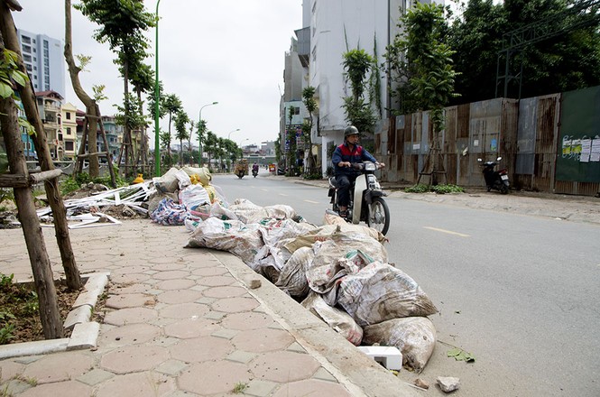 Những 'cái bẫy' nguy hiểm trên đường phố Hà Nội - ảnh 5