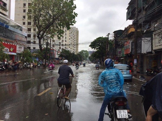 Nhiều đường ở Hà Nội ngập nặng, ùn tắc sau cơn mưa lớn - ảnh 10