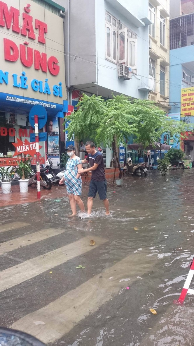 Nhiều đường ở Hà Nội ngập nặng, ùn tắc sau cơn mưa lớn - ảnh 9