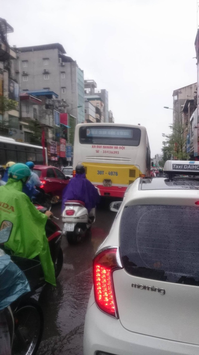 Nhiều đường ở Hà Nội ngập nặng, ùn tắc sau cơn mưa lớn - ảnh 8