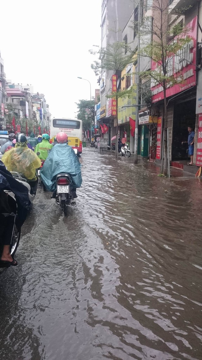 Nhiều đường ở Hà Nội ngập nặng, ùn tắc sau cơn mưa lớn - ảnh 7