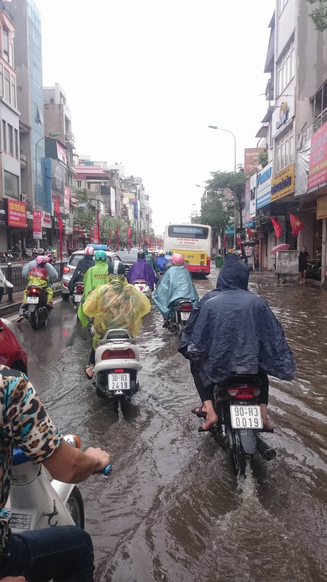Nhiều đường ở Hà Nội ngập nặng, ùn tắc sau cơn mưa lớn - ảnh 6