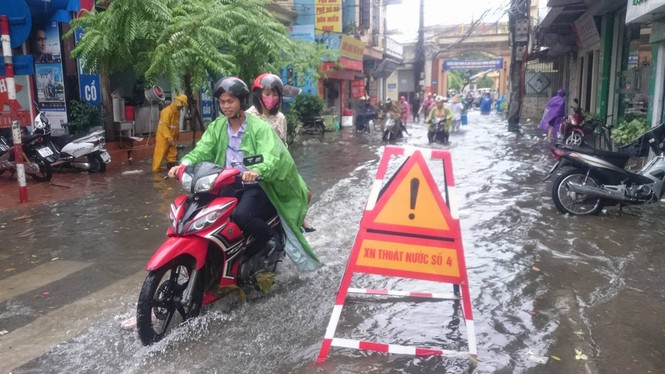 Nhiều đường ở Hà Nội ngập nặng, ùn tắc sau cơn mưa lớn - ảnh 5