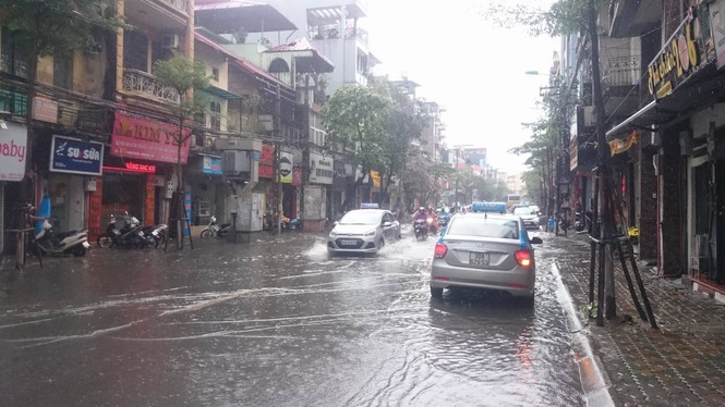 Nhiều đường ở Hà Nội ngập nặng, ùn tắc sau cơn mưa lớn - ảnh 4