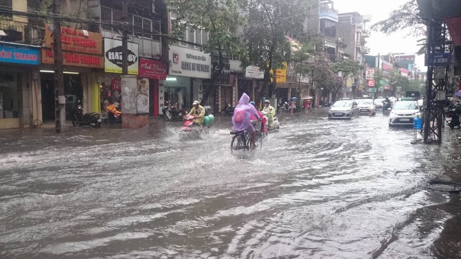 Nhiều đường ở Hà Nội ngập nặng, ùn tắc sau cơn mưa lớn - ảnh 2