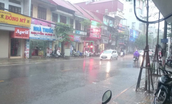 Nhiều đường ở Hà Nội ngập nặng, ùn tắc sau cơn mưa lớn - ảnh 1