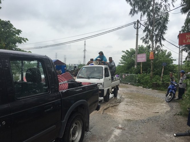 Hắt xăng vào cán bộ khi bị cưỡng chế đất - ảnh 1