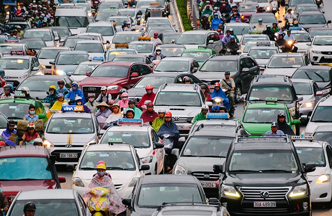 Đường Hà Nội ùn tắc trong mưa vào sáng đầu tuần - ảnh 9